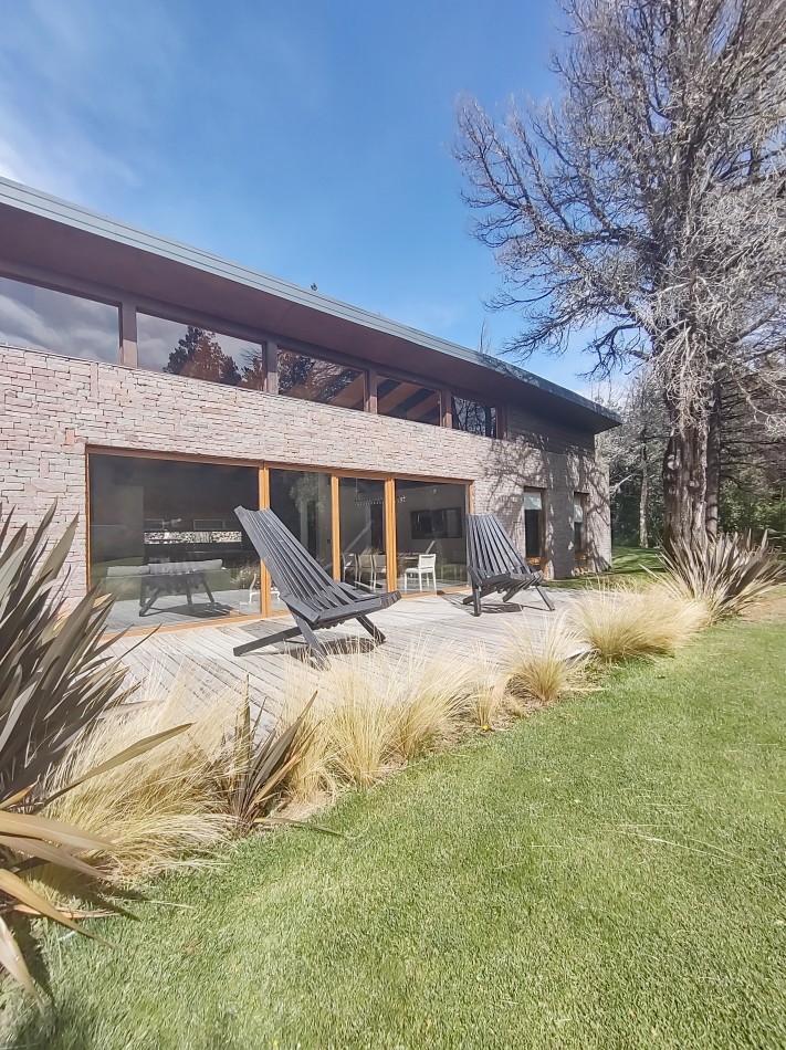 Amplia casa de moderno diseño en Country Arelauquen.