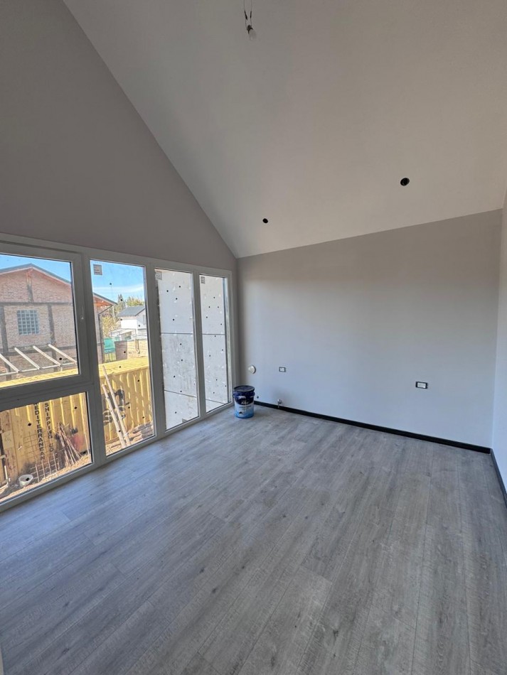 A estrenar Casa 4 jardin cochera 3 ambientes