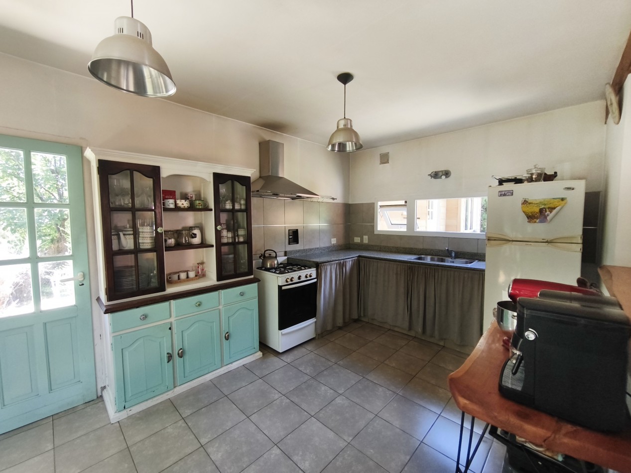 Casa principal con depto y local en Lago Moreno