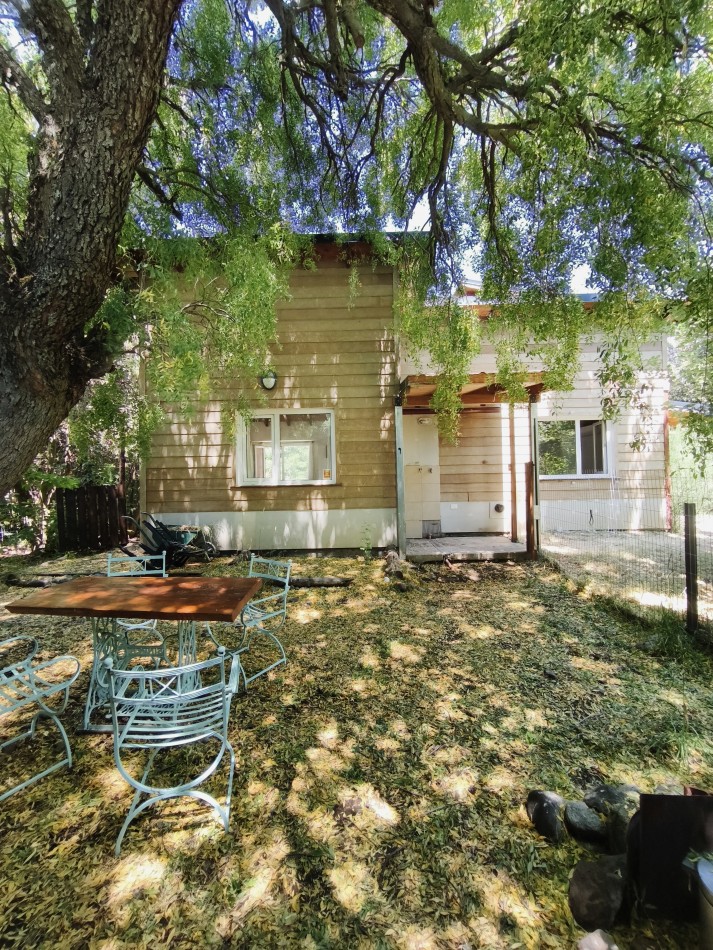 Casa principal con depto y local en Lago Moreno