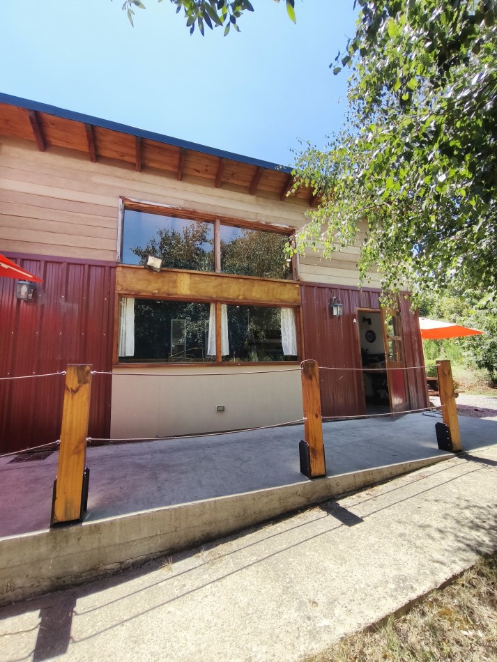 Casa principal con depto y local en Lago Moreno