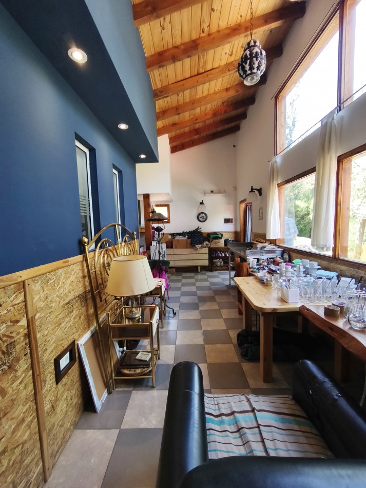 Casa principal con depto y local en Lago Moreno