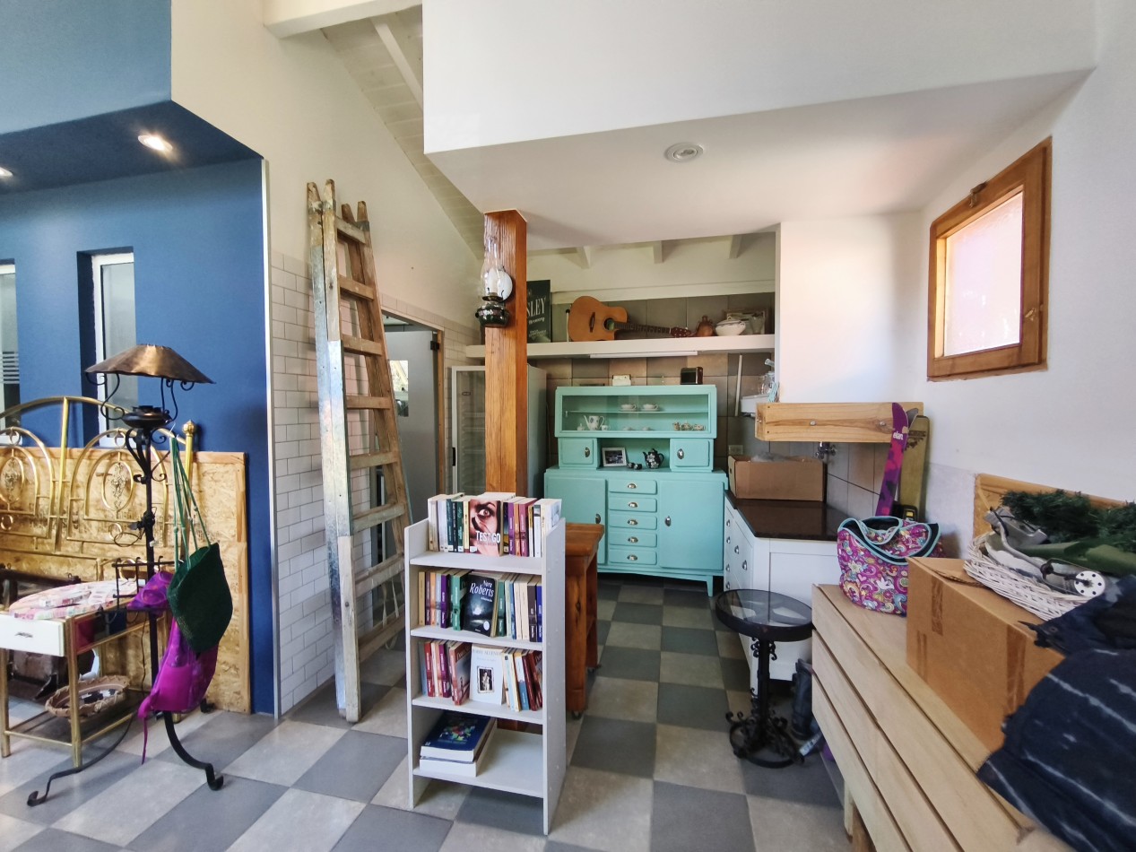 Casa principal con depto y local en Lago Moreno