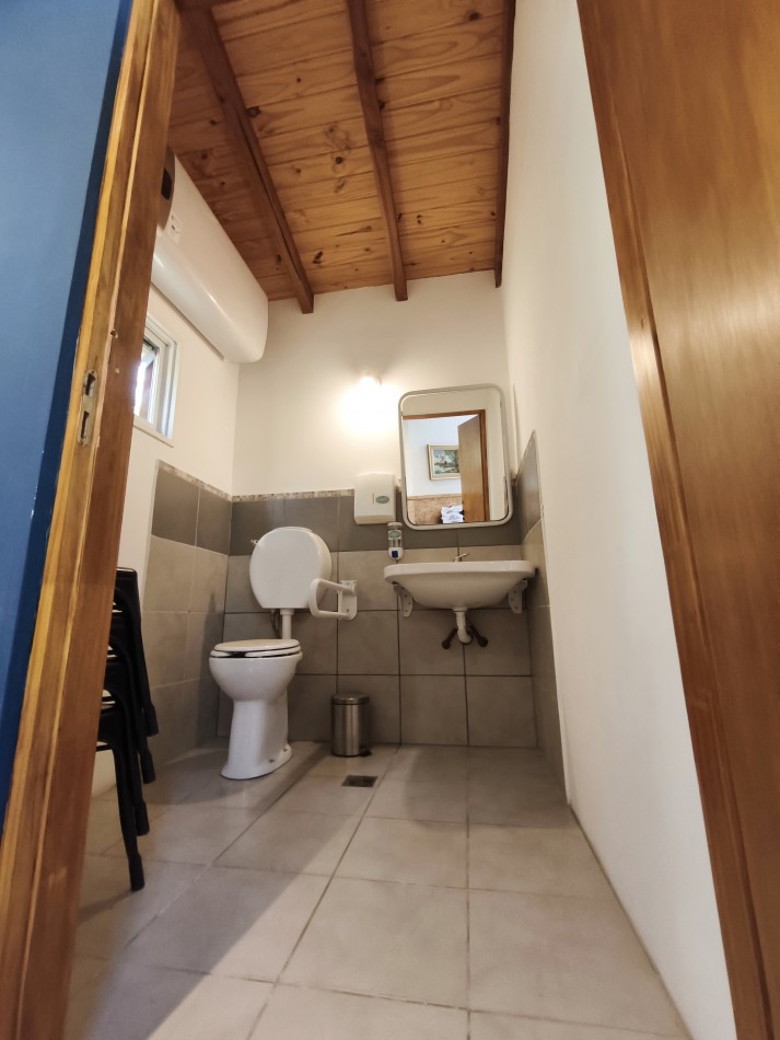 Casa principal con depto y local en Lago Moreno