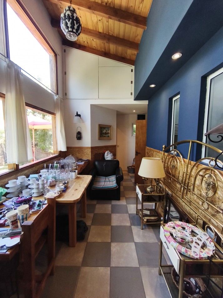 Casa principal con depto y local en Lago Moreno