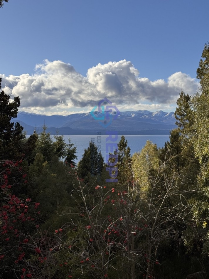 Pintoresca casa den venta con Vista al lago 