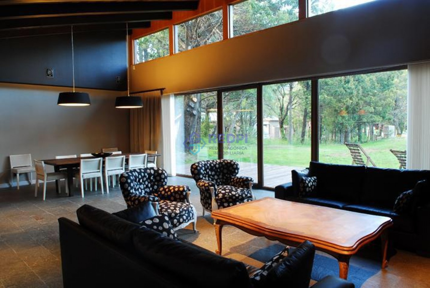 Amplia casa de moderno diseño en Country Arelauquen.