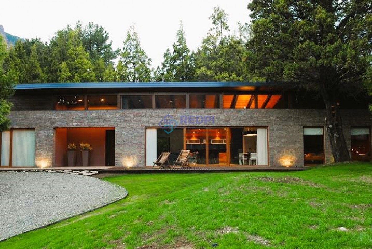Amplia casa de moderno diseño en Country Arelauquen.