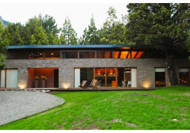 Amplia casa de moderno diseño en Country Arelauquen.