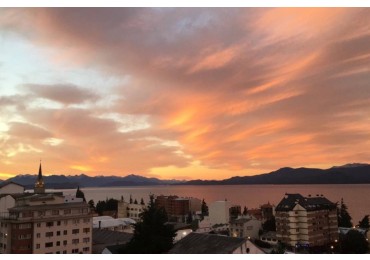 Departamento urbano con vista al lago 